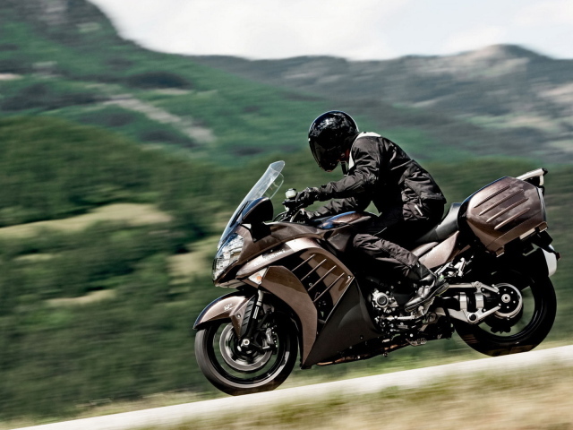 Кавасаки 1400 GTR по дороге