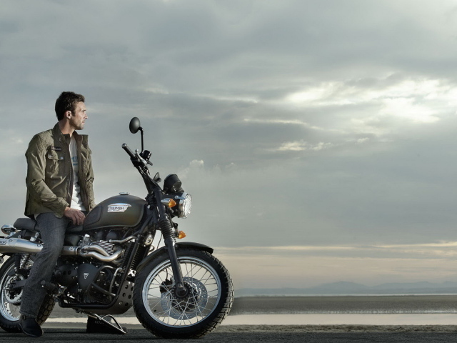 Триумф Скрамбер на побережье