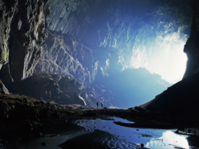 Огромная пещера в горах