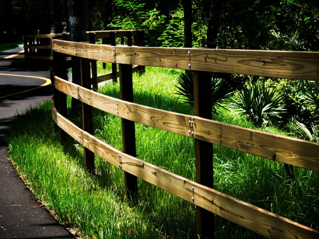 Забор вдоль дороги