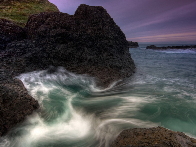 Камни на берегу