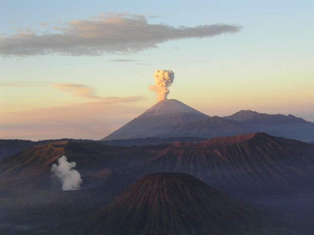 Вулкан Махамеру, Индонезия
