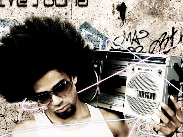 Парень с магнитофоном