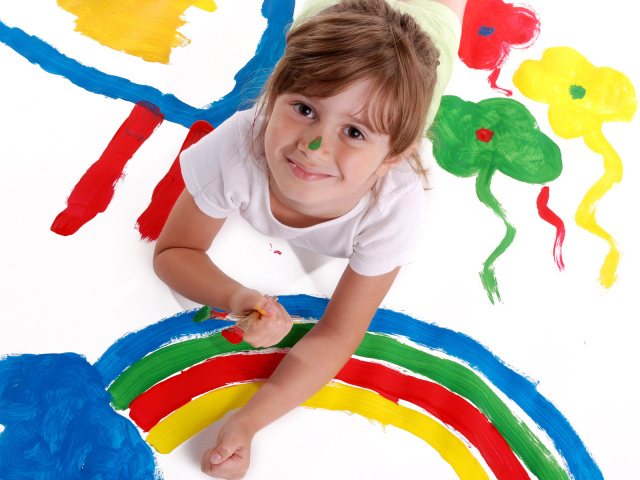 Маленькая девочка и радуга