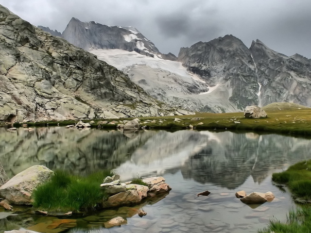 У подножия гор