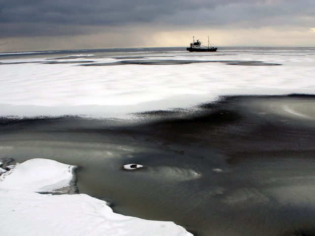 Застрявший во льдах корабль