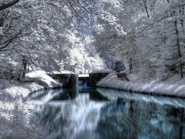 Зимний лес, река, мостик