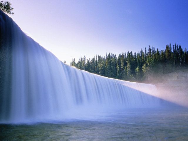Красивый водопад в Канаде