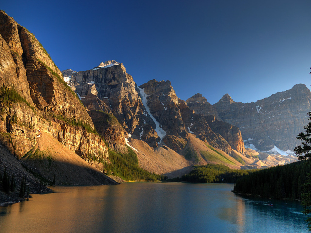Озеро в горах Канады