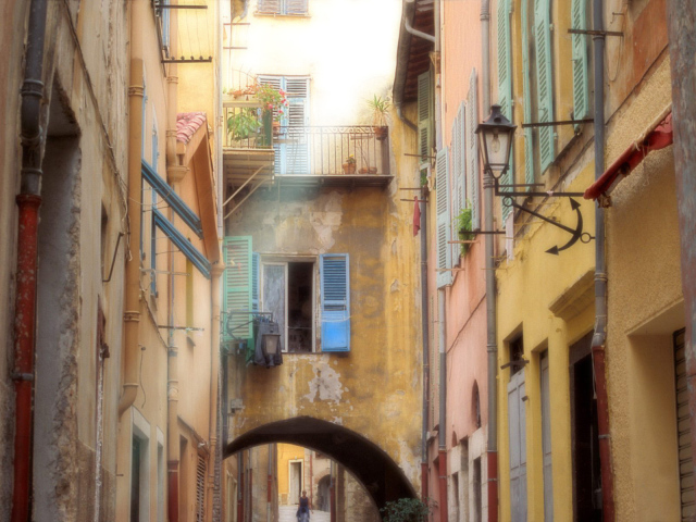 Узкая улица