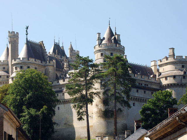 Большой замок во Франции