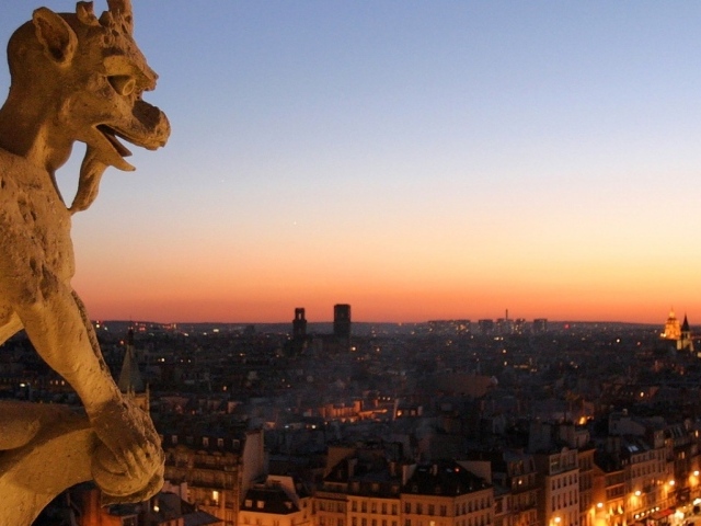 Гаргулия ночной Париж