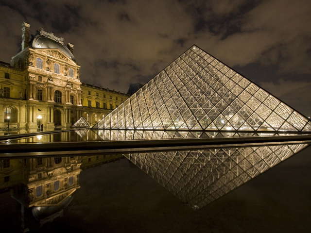 Стеклянные пирамиды Лувра Париж