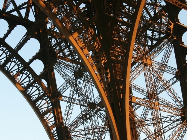 Париж и знаменитая башня