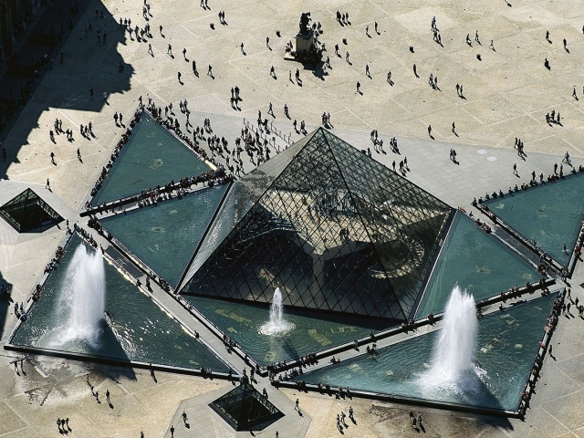 Пирамида музей Лувр Париж