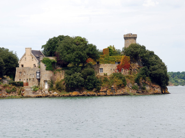 Поместье на скалистом берегу