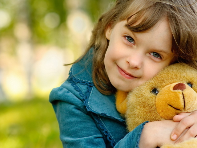 Девочка с мишкой