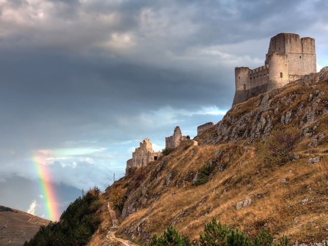 Развалины на холме