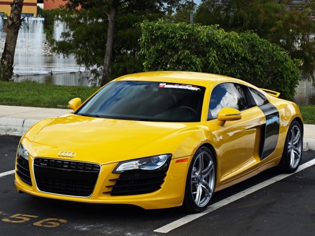 Желтый Audi R8