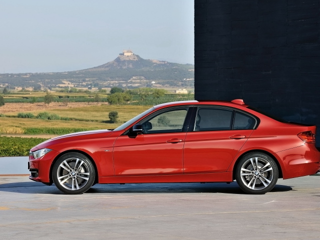 Красный BMW-3-Series-Sedan
