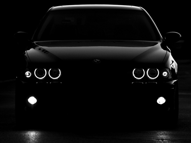 BMW M5 в темноте
