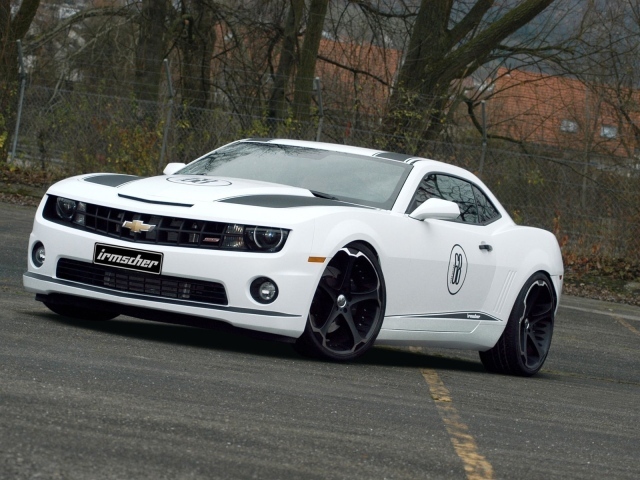 белый Chevrolet-Camaro