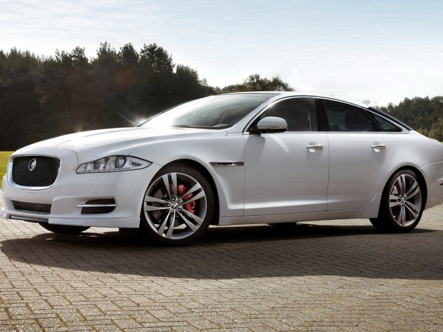 Jaguar-XJ Sport на солнце