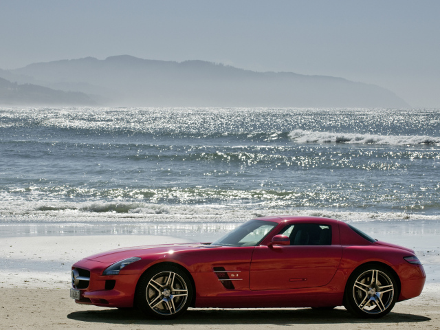Красный Мерседес на берегу моря