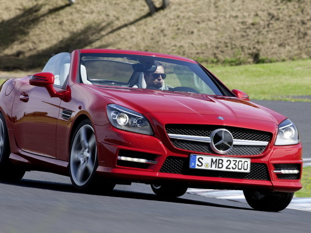 красный Mercedes-Benz