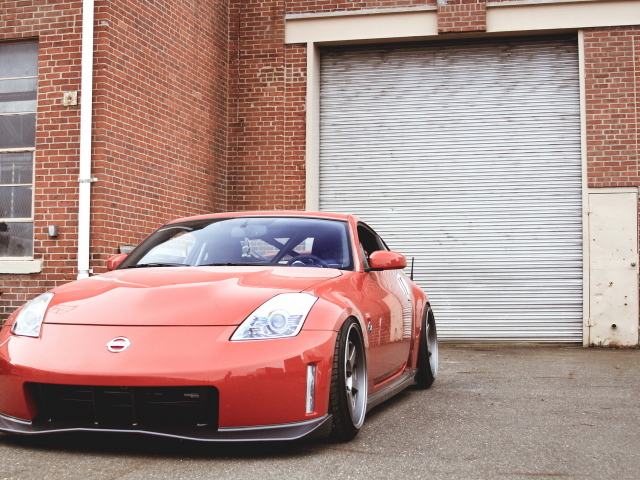 Красный Nissan 350Z