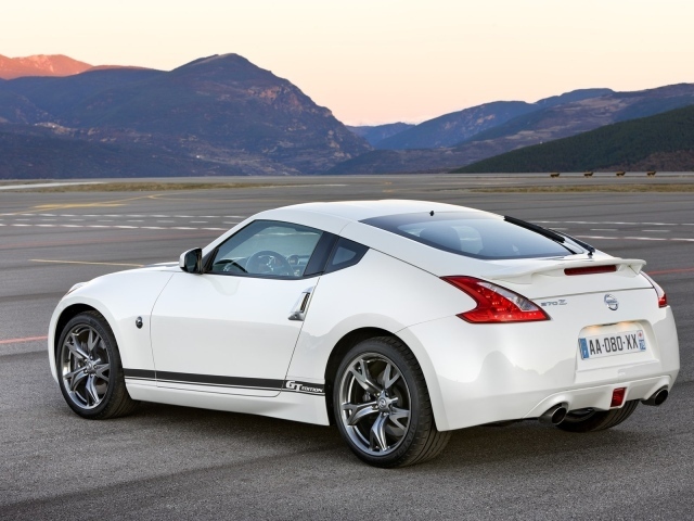 белый Nissan 370z GT