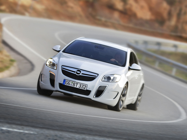 белый Opel Insignia