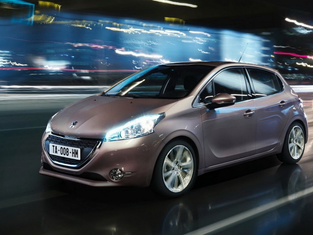 Peugeot 208 в движении