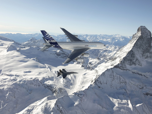 Airbus A380 и истребитель