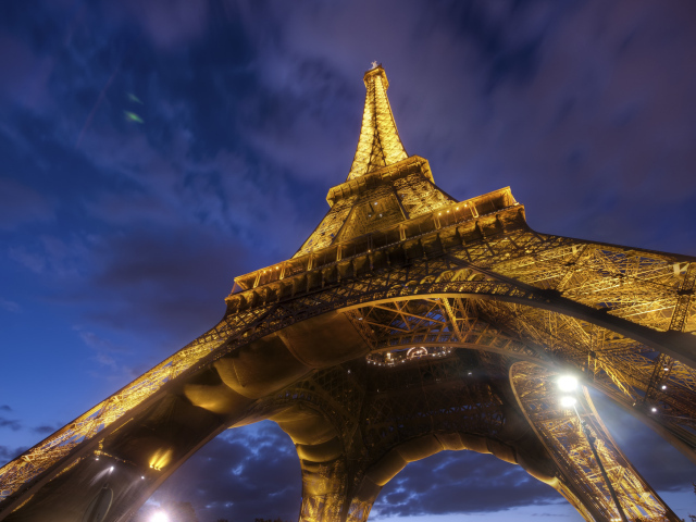 Под Эйфелевой башней