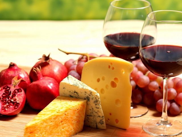 Ягоды, сыр, вино