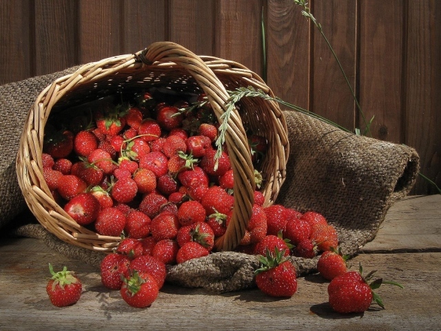 Лукошко клубники