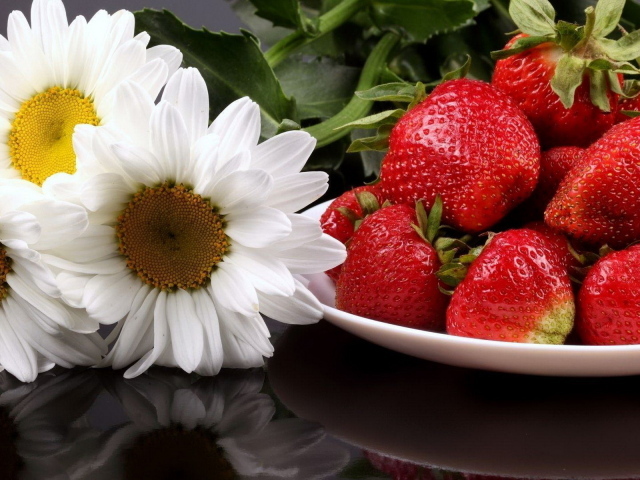 Клубника и ромашки
