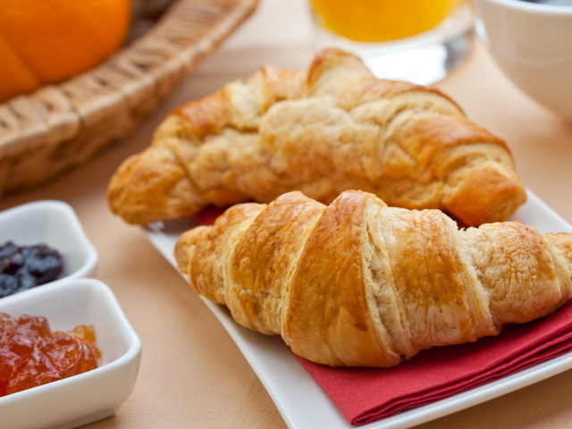 Свежие круассаны и джем
