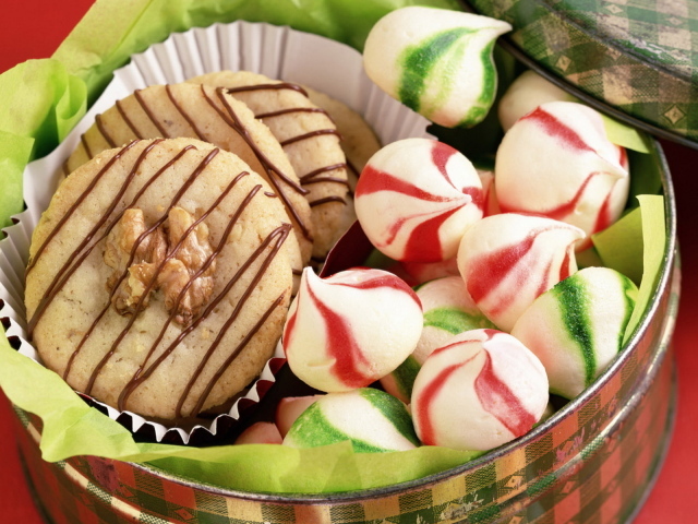 Печенье в железной банке