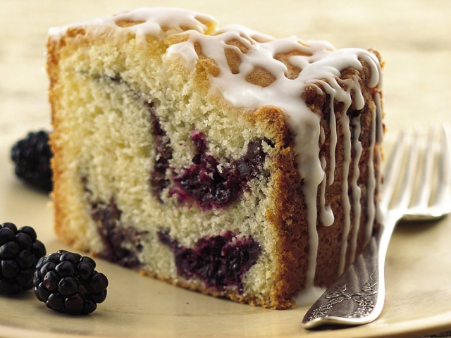 Кекс с ежевикой
