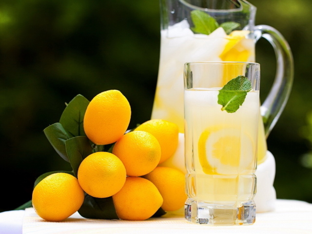 Лимоный напиток со льдом