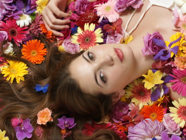 Девушка среди цветов