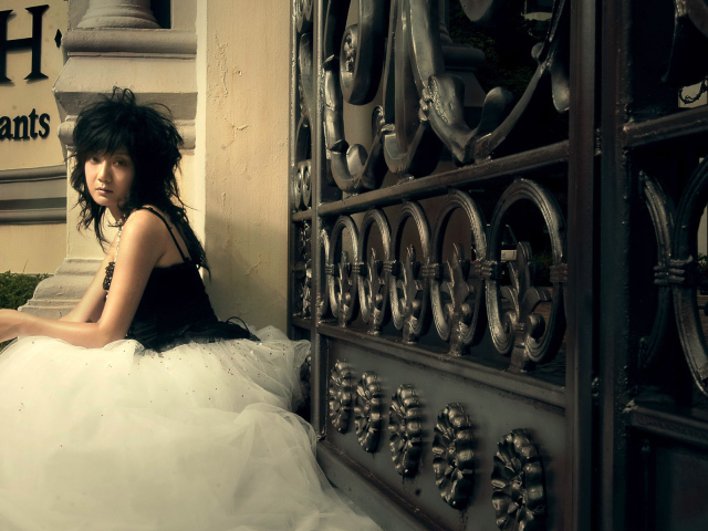 Девушка у ворот