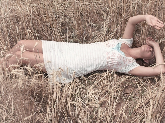 Девушка в поле