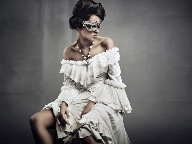 Девушка в маске