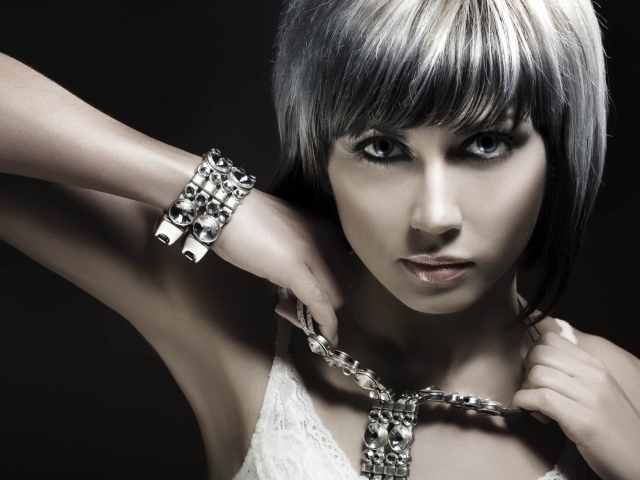 Девушка с украшениями