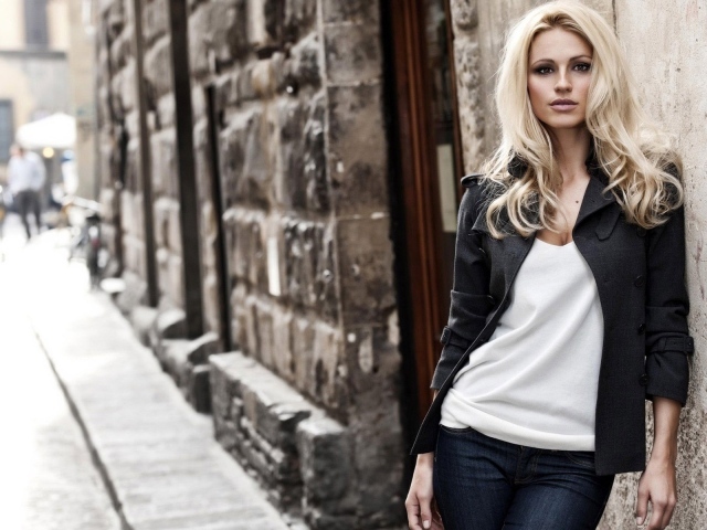 Блондинка в городе