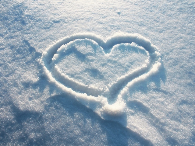 Сердечко на снегу