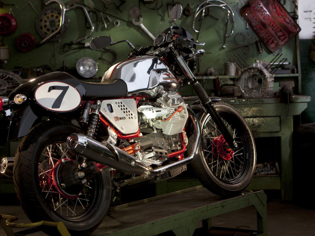 Moto Guzzi v7racer в гараже